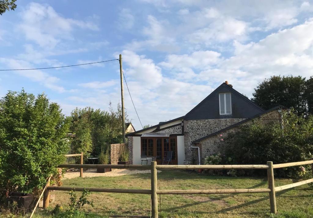 Les 4 seasons, agréable gîte avec terrasse et jardin La Croix Bigot Esterno foto